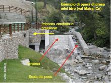 Acqua in movimento aziona una turbina